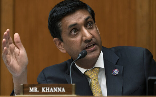 Le représentant Ro Khanna, président de la sous-commission de l'environnement, interroge les témoins lors d'une audience de la commission de la Chambre sur le contrôle et la réforme sur le rôle des entreprises de combustibles fossiles dans le changement climatique, jeudi 28 octobre 2021, au Capitole à Washington. (Crédit : AP/Jacquelyn Martin)