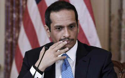 Le ministre des Affaires étrangères du Qatar, Sheikh Mohammed bin Abdulrahman Al-Thani, pendant une conférence de presse avec le secrétaire d'Etat Antony Blinken après une cérémonie de signature au Département d'Etat à Washington, le 12 novembre 2021. (Crédit : Olivier Douliery/Pool via AP)