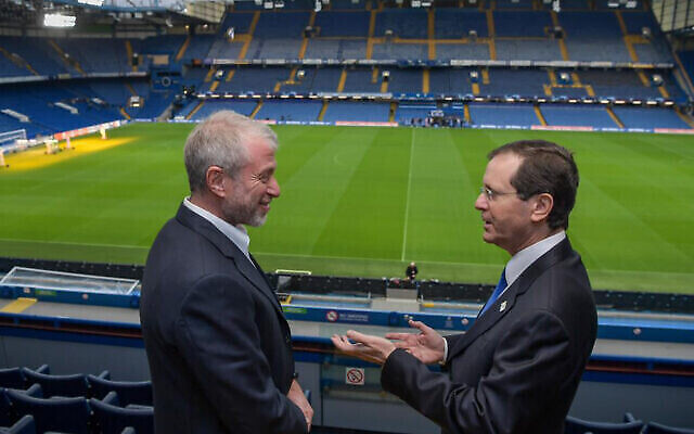 Le président du club de football de Chelsea, Roman Abramovich, à gauche, s'entretient avec le President israélien, Isaac Herzog, au stade de Stamford Bridge, à Londres, le 21 novembre 2021. (Crédit : Kobi Gideon/ Service de presse du gouvernement israélien via AP) Le président du club de football de Chelsea, Roman Abramovich, à gauche, s'entretient avec le President israélien, Isaac Herzog, au stade de Stamford Bridge, à Londres, le 21 novembre 2021. (Crédit : Kobi Gideon/ Service de presse du gouvernement israélien via AP)
