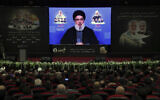 Le leader du Hezbollah Hassan Nasrallah parle en visioconférence pendant une cérémonie marquant le deuxième anniversaire de l'assassinat du chef des forces al-Quds iraniennes, le général Qassem Soleimani, dans la banlieue de Daliyeh, au sud du Liban, le 3 janvier 2022. (Crédit : AP Photo/Bilal Hussein)
