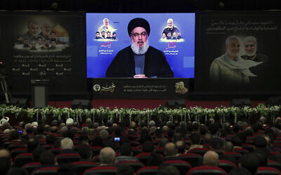 Le leader du Hezbollah Hassan Nasrallah parle en visioconférence pendant une cérémonie marquant le deuxième anniversaire de l'assassinat du chef des forces al-Quds iraniennes, le général Qassem Soleimani, dans la banlieue de Daliyeh, au sud du Liban, le 3 janvier 2022. (Crédit : AP Photo/Bilal Hussein)
