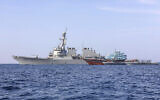 Le destroyer à missiles guidés USS Cole (DDG 67) transfère le contrôle d'un navire de pêche apatride aux garde-côtes du Yémen, dans le golfe d'Oman, le 21 janvier 2022. (Crédit : US Navy via AP)