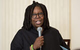 Whoopi Goldberg prend la parole lors de l'événement Broadway à la Maison Blanche dans la salle à manger d'État de la Maison Blanche à Washington, le 16 novembre 2015. (Crédit : AP Photo/Carolyn Kaster, File)
