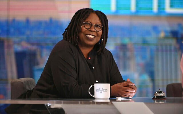 Whoopi Goldberg sur le plateau de "The View". (Crédit : Jenny Anderson/ABC via AP)
