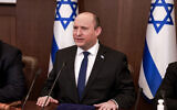 Le Premier ministre israélien Naftali Bennett préside la réunion hebdomadaire de cabinet au bureau du Premier ministre de Jérusalem, le 13 février 2022. (Crédit : Menahem Kahana/Pool via AP)