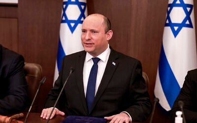 Le Premier ministre israélien Naftali Bennett préside la réunion hebdomadaire de cabinet au bureau du Premier ministre de Jérusalem, le 13 février 2022. (Crédit : Menahem Kahana/Pool via AP) Le Premier ministre israélien Naftali Bennett préside la réunion hebdomadaire de cabinet au bureau du Premier ministre de Jérusalem, le 13 février 2022. (Crédit : Menahem Kahana/Pool via AP)