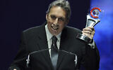 Le réalisateur Ivan Reitman accepte le Lifetime Achievement Award lors de la remise des Big Screen Achievement Awards au CinemaCon 2014, le 27 mars 2014 à Las Vegas. Reitman, le cinéaste et producteur influent derrière des comédies bien-aimées, de "Animal House" à "Ghostbusters", est décédé. (Crédit : Chris Pizzello/Invision/AP, Dossier)