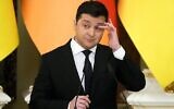 Le Président ukrainien Volodymyr Zelenskyy durant une conférence de presse conjointe donnée avec son homologue, le chancelier allemand Olaf Scholz, au Palais de Mariinskyi à Kiev, Ukraine, le 14 février 2022.  (AP Photo/Efrem Lukatsky)