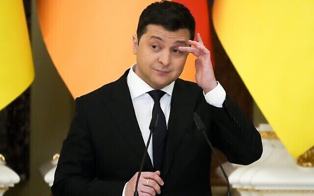 Le Président ukrainien Volodymyr Zelenskyy durant une conférence de presse conjointe donnée avec son homologue, le chancelier allemand Olaf Scholz, au Palais de Mariinskyi à Kiev, Ukraine, le 14 février 2022. (AP Photo/Efrem Lukatsky) Le Président ukrainien Volodymyr Zelenskyy durant une conférence de presse conjointe donnée avec son homologue, le chancelier allemand Olaf Scholz, au Palais de Mariinskyi à Kiev, Ukraine, le 14 février 2022. (AP Photo/Efrem Lukatsky)