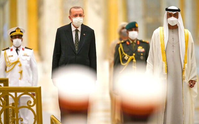 Le président turc Recep Tayyip Erdogan, au centre à gauche, et le prince héritier d'Abu Dhabi Sheikh Mohammed bin Zayed Al Nahyan, à droite, se tiennent devant une garde d'honneur à Qasr Al-Watan à Abu Dhabi, aux Émirats arabes unis, le 14 février 2022. (Crédit : Jon Gambrell/AP)