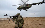 Des marines russes prennent leur position lors des exercices militaires Russie-Biélorussie Union Courage-2022 sur le terrain d'entraînement d'Obuz-Lesnovsky en Biélorussie, le 19 février 2022. (Crédit : Service de presse du ministère russe de la Défense via AP)