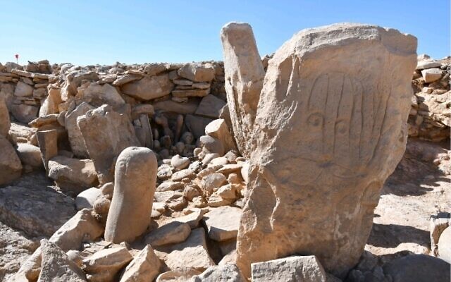 Cette photo fournie par le ministère jordanien du Tourisme montre deux pierres taillées sur un site du néolithique dans le désert de l'est de la Jordanie, où a été découvert un site de rituels vieux de 9000 ans. (Crédit : Ministère du Tourisme via AP) Cette photo fournie par le ministère jordanien du Tourisme montre deux pierres taillées sur un site du néolithique dans le désert de l'est de la Jordanie, où a été découvert un site de rituels vieux de 9000 ans. (Crédit : Ministère du Tourisme via AP)