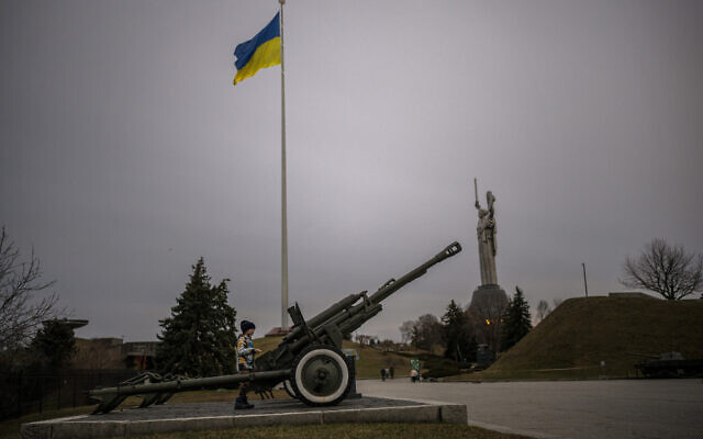 Un enfant joue avec canon antiaérien au musée de la guerre, à Kiev, en Ukraine, le 23 février 2022. (Crédit : AP/Emilio Morenatti)
