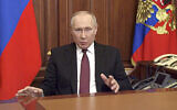 Dans cette image extraite d'une video diffusée par le service de presse de la présidence russe, le Président russe Vladimir Poutine s'adresse à la nation depuis Moscou, le 24 février 2022. (Crédit : Service de presse de la présidence russe via AP)