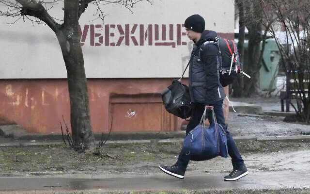 Un homme passe devant un abri anti-bombes à Mariupol, en Ukraine, le 24 février 2022. (Crédit : AP Photo/Sergei Grits) Un homme passe devant un abri anti-bombes à Mariupol, en Ukraine, le 24 février 2022. (Crédit : AP Photo/Sergei Grits)