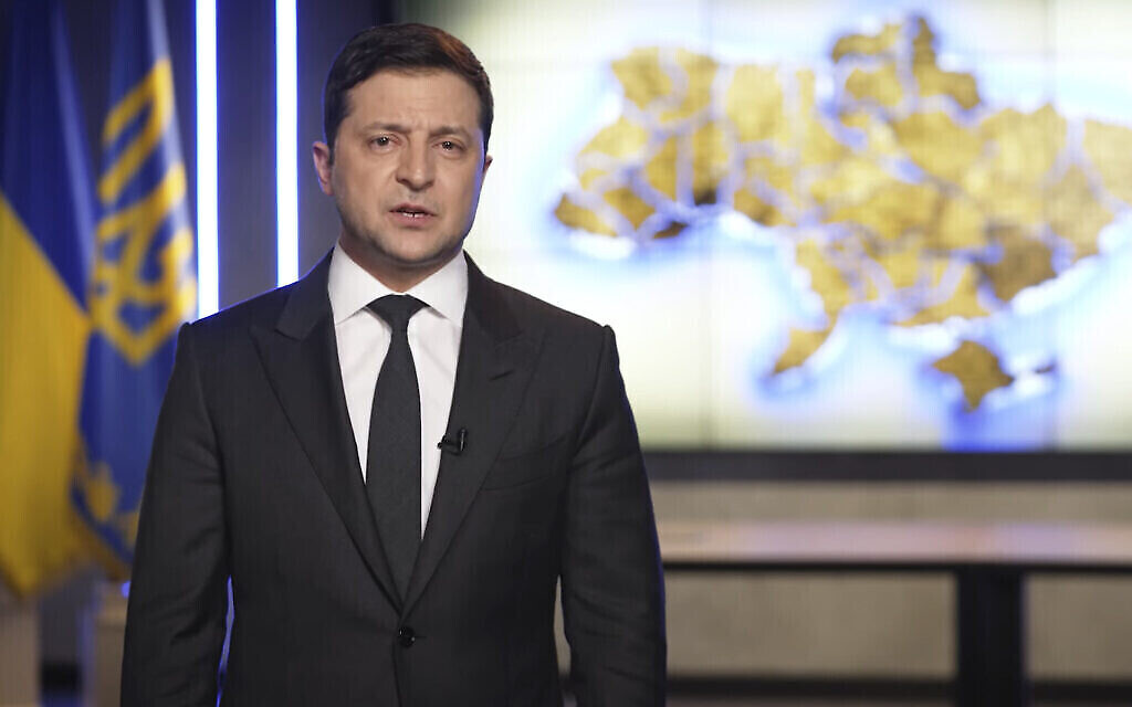 Le président ukrainien Volodymyr Zelensky s'adresse à la nation à Kiev, Ukraine, jeudi 24 février 2022. (Crédit : Bureau de presse présidentiel ukrainien via AP)