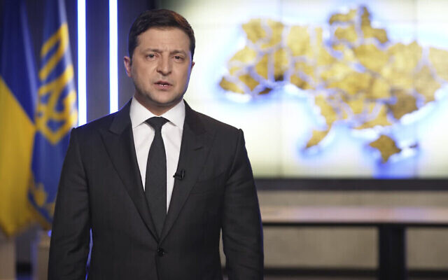 Le président ukrainien Volodymyr Zelensky s'adresse à la nation à Kiev, Ukraine, jeudi 24 février 2022. (Crédit : Bureau de presse présidentiel ukrainien via AP)