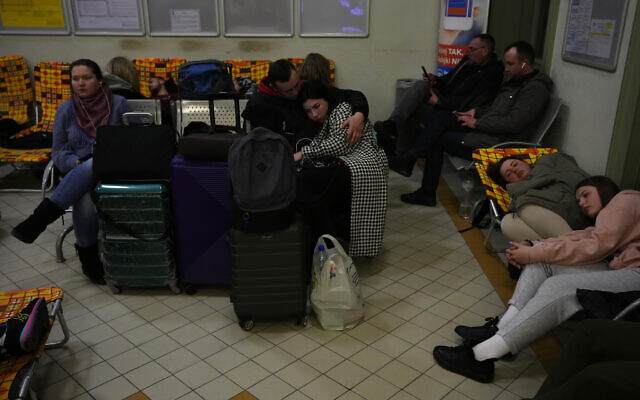 Des habitants de l'Ukraine voisine se reposent dans une gare transformée en centre d'hébergement à Przemysl, en Pologne, le 24 février 2022. (AP Photo/Petr David Josek)