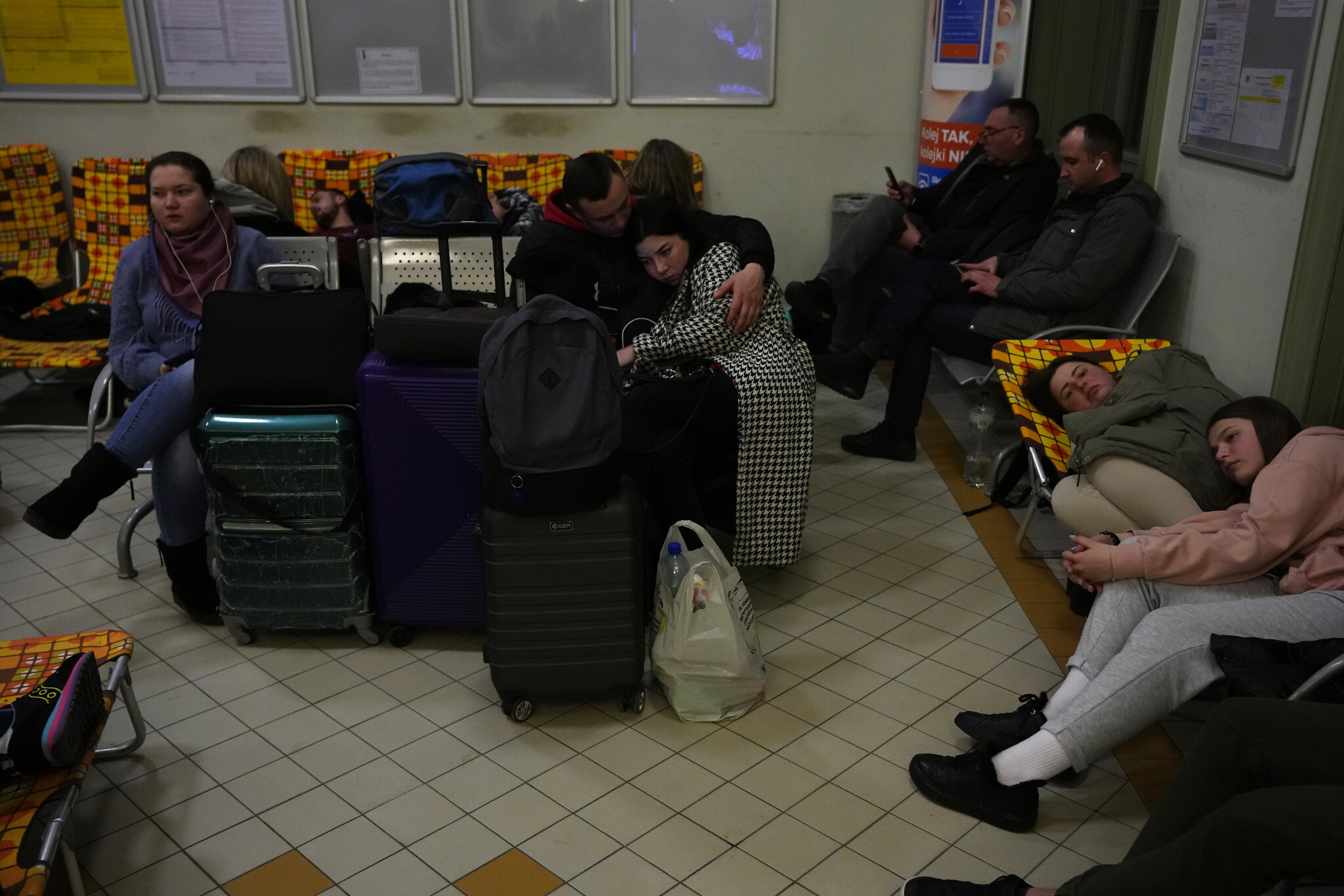 Des habitants de l'Ukraine voisine se reposent dans une gare transformée en centre d'hébergement à Przemysl, en Pologne, le 24 février 2022. (AP Photo/Petr David Josek) Des habitants de l'Ukraine voisine se reposent dans une gare transformée en centre d'hébergement à Przemysl, en Pologne, le 24 février 2022. (AP Photo/Petr David Josek)