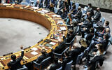 Des représentants assistent à une réunion du Conseil de sécurité de l'ONU sur l'invasion russe de l'Ukraine, le vendredi 25 février 2022 au siège de l'ONU. La Russie a opposé son veto à une résolution du Conseil de sécurité exigeant que Moscou cesse son attaque contre l'Ukraine et retire toutes ses troupes. Le vote de vendredi était de 11 contre 1, la Chine, l'Inde et les Émirats arabes unis s'étant abstenus. Il a montré une opposition significative mais pas totale à l'invasion par la Russie de son voisin plus petit et militairement plus faible. (Crédit : John Minchillo/AP)