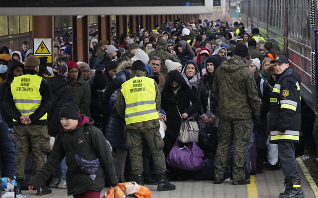 Des réfugiés ukrainiens arrivent à kla garer routière de Przemysl, en Pologne, le 27 février 2022. (Crédit : AP Photo/Czarek Sokolowski) Des réfugiés ukrainiens arrivent à kla garer routière de Przemysl, en Pologne, le 27 février 2022. (Crédit : AP Photo/Czarek Sokolowski)
