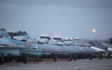 Dans cette photo d'archive prise le 4 mars 2016, des avions de chasse russes Su-27 et un bombardier Su-34, au fond à droite, stationnent sur la base aérienne de Hemeimeem en Syrie. (AP Photo/Pavel Golovkin, Archives)