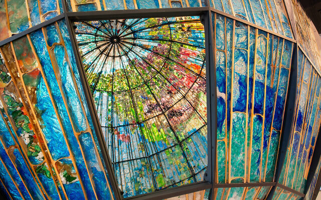 L’atelier de l’artiste Beverly Barkat où elle a travaillé sur sa dernière œuvre, « Earth Poetica », à l’aquarium de Jérusalem à partir du 6 février 2022. (Avec l’aimable autorisation d’Oren Ben Hakoon)