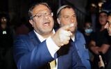 Le député Itamar Ben-Gvir (devant), chef du parti extrémiste juif Otzma Yehudit, avec Bentzi Goptein, chef du groupe d'extrême droite Lehava, dans le quartier de Sheikh Jarrah à Jérusalem-Est, le 6 mai 2021. (Crédit : Ahmad Gharabli/AFP)