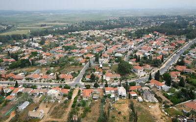 Vue aérienne de la ville de Binyamina dans le nord d'Israël, le 12 avril 2008. (Moshe Shai/FLASH90) Vue aérienne de la ville de Binyamina dans le nord d'Israël, le 12 avril 2008. (Moshe Shai/FLASH90)