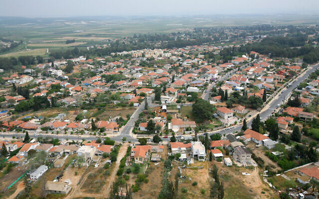 Vue aérienne de la ville de Binyamina dans le nord d'Israël, le 12 avril 2008. (Moshe Shai/FLASH90) Vue aérienne de la ville de Binyamina dans le nord d'Israël, le 12 avril 2008. (Moshe Shai/FLASH90)