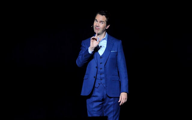 Jimmy Carr assiste au 12e concert de charité annuel Stand Up For Heroes au Hulu Theater du Madison Square Garden, le lundi 5 novembre 2018, à New York. (Crédit : Photo par Brad Barket/Invision/AP) Jimmy Carr assiste au 12e concert de charité annuel Stand Up For Heroes au Hulu Theater du Madison Square Garden, le lundi 5 novembre 2018, à New York. (Crédit : Photo par Brad Barket/Invision/AP)