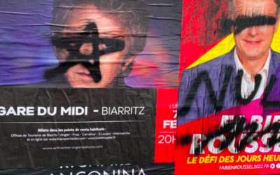 Des tags sur des affiches à Bayonne, le 30 janvier 2022. (Crédit : Fabien Roussel / Twitter)