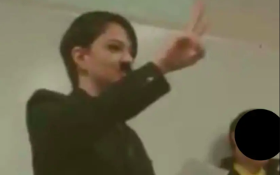 Une enseignante mexicaine, Ana Luisa Nevárez, déguisée en Hitler. (Crédit : capture d’écran / Facebook)