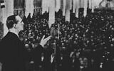 Le colonel de La Rocque devant les Croix-de-Feu algériens réunis à Blida en 1936. (Crédit : Domaine public)