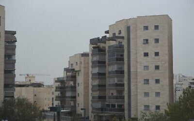 Une brume poussiéreuse englobe Beersheba, dans le sud d'Israël, 4 février  2022. (Emanuel Fabian/The Times of Israel)