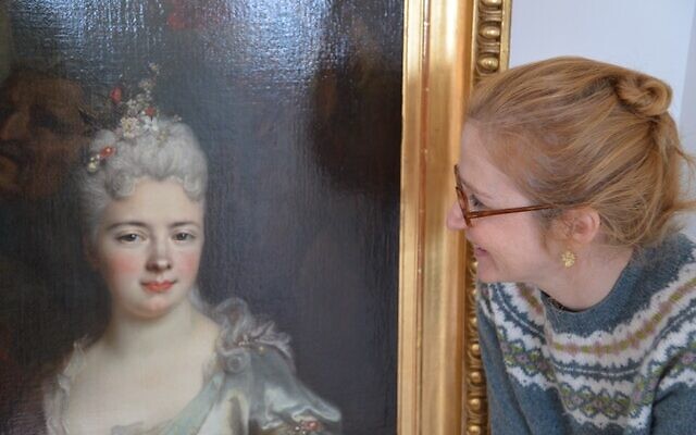 Pauline Baer de Perignon devant "Portrait de femme en Pomone". (Autorisation)