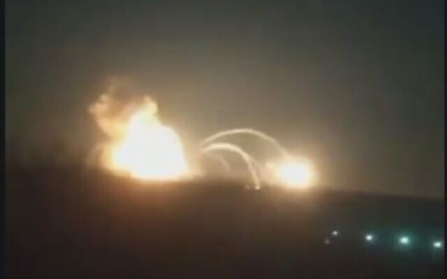 Une photo d'une vidéo montrant supposément des frappes de missiles à Dnipro, en Ukraine, le 24 février 2022. (Capture d'écran : Twitter) Une photo d'une vidéo montrant supposément des frappes de missiles à Dnipro, en Ukraine, le 24 février 2022. (Capture d'écran : Twitter)