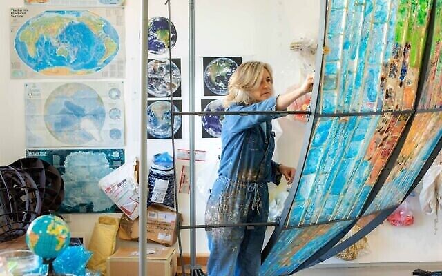 L’atelier de l’artiste Beverly Barkat où elle a travaillé sur sa dernière œuvre, « Earth Poetica », à l’aquarium de Jérusalem à partir du 6 février 2022. (Avec l’aimable autorisation d’Oren Ben Hakoon)