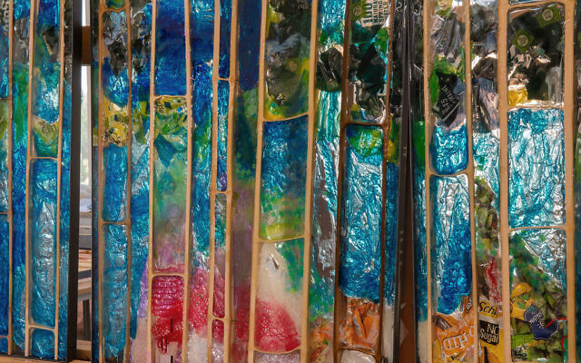 L’atelier de l’artiste Beverly Barkat où elle a travaillé sur sa dernière œuvre, « Earth Poetica », à l’aquarium de Jérusalem à partir du 6 février 2022. (Avec l’aimable autorisation d’Oren Ben Hakoon)