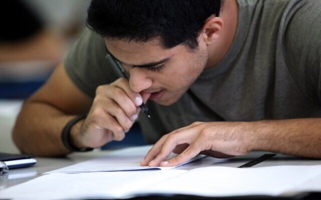 Un élève du lycée Hartman de Jérusalem passe un examen de fin d'études en mathématiques en 2010 (Yossi Zamir / Flash90) Un élève du lycée Hartman de Jérusalem passe un examen de fin d'études en mathématiques en 2010 (Yossi Zamir / Flash90)