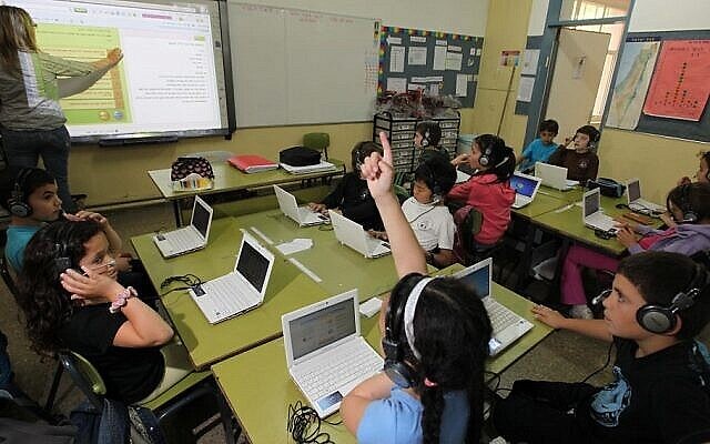 Des enfants israéliens utilisent des ordinateurs en classe dans le cadre d'une étude de la municipalité de Jérusalem et du Ministère de l'Education (Kobi Gideon/ Flash 90) Des enfants israéliens utilisent des ordinateurs en classe dans le cadre d'une étude de la municipalité de Jérusalem et du Ministère de l'Education (Kobi Gideon/ Flash 90)