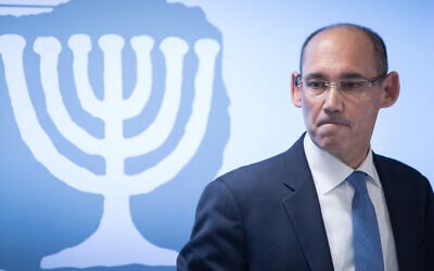 Le gouverneur de la Banque d'Israël Amir Yaron s'exprime lors d'une conférence de presse à la Banque d'Israël à Jérusalem, le 7 janvier 2019. (Crédit : Noam Revkin Fenton/Flash90)