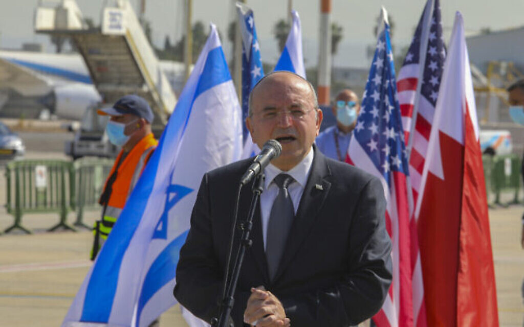 Meir Ben-Shabbat, alors conseiller à la sécurité nationale, lors d'une cérémonie à l'aéroport Ben Gourion avant de se rendre à Bahreïn pour signer une série d'accords bilatéraux entre Jérusalem et Manama, le 18 octobre 2020. (Crédit: Marc Israel Sellem/POOL via FLASH90)