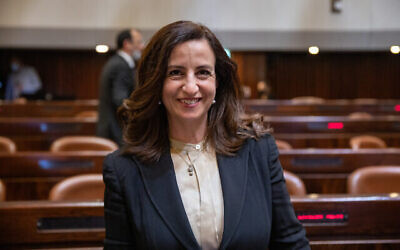 Rinawie Zoabi à la Knesset avant la session d'investiture du nouveau gouvernement, le 5 avril 2021. (Crédit :  Olivier Fitousi/Flash90)