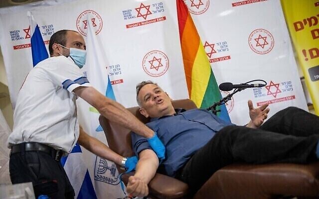 Le ministre de la Santé Nitzan Horowitz donne son sang dans un centre de don du sang Magen David Adom à Jérusalem, le 25 octobre 2021. (Crédit : Yonatan Sindel/Flash90) Le ministre de la Santé Nitzan Horowitz donne son sang dans un centre de don du sang Magen David Adom à Jérusalem, le 25 octobre 2021. (Crédit : Yonatan Sindel/Flash90)