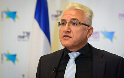 Le responsable de la lutte contre le coronavirus Salman Zarka pendant une conférence de presse près de Tel Aviv, le 9 novembre 2021. (Crédit : Avshalom Sassoni/Flash90)