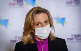 Dr. Sharon Alroy-Preis, directrice de la Santé Publique au  Ministère de la Santé, assiste à une conférence de presse consacrée au Covid, près de Tel Aviv, le 30 décembre 2021. (Crédit : Avshalom Sassoni/Flash90)