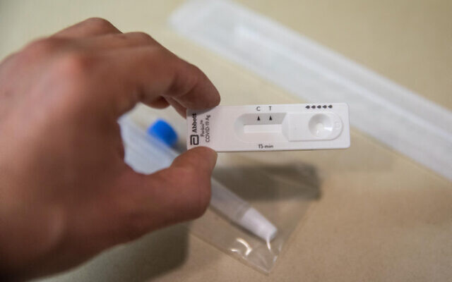 Photo d'illustration : Un kit de test antigénique à domicile servant à dépister le coronavirus à Jérusalem, le 9 janvier 2022. (Crédit : Noam Revkin Fenton/Flash90) Photo d'illustration : Un kit de test antigénique à domicile servant à dépister le coronavirus à Jérusalem, le 9 janvier 2022. (Crédit : Noam Revkin Fenton/Flash90)