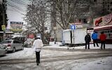 Illustration : Personnes vues dans la ville d'Ouman, dans le centre de l'Ukraine, le 26 janvier 2022. (Crédit : Yossi Zeliger/Flash90)