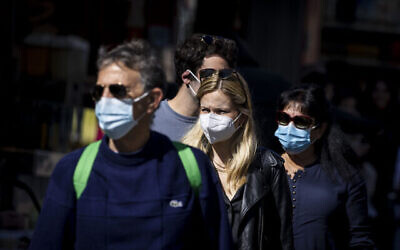Des personnes, dont certaines portent des masques de protection, font leurs courses au marché mahane Yehuda de Jérusalem le 8 février 2022. Photo Olivier Fitoussi/Flash90